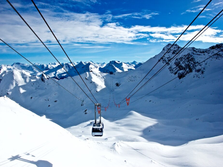 A gondola in between mountains.